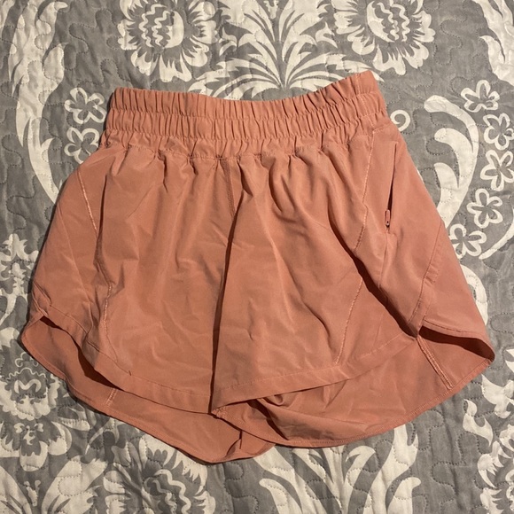 Lulu lemon Track that mid rise lined short 5” - Picture 2 of 4